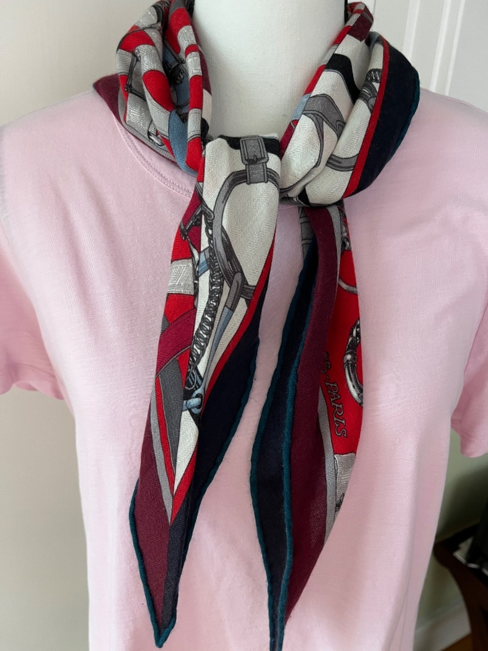 EXCELLENT Hermès Cashmere/Silk LOSANGE "Eperon d'Or" Maroon